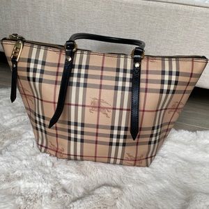 Lightly used Classic Burberry Tote 👜 ❤️